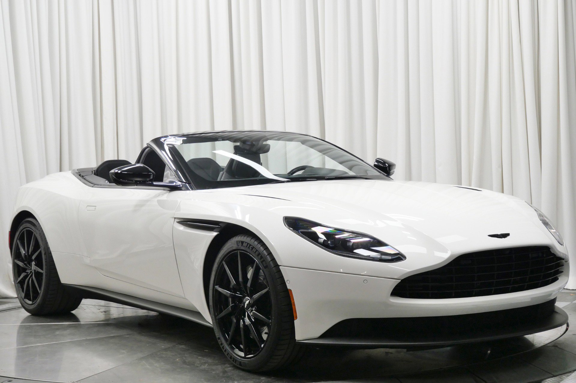 Used 2019 Aston Martin DB11 Volante image 3
