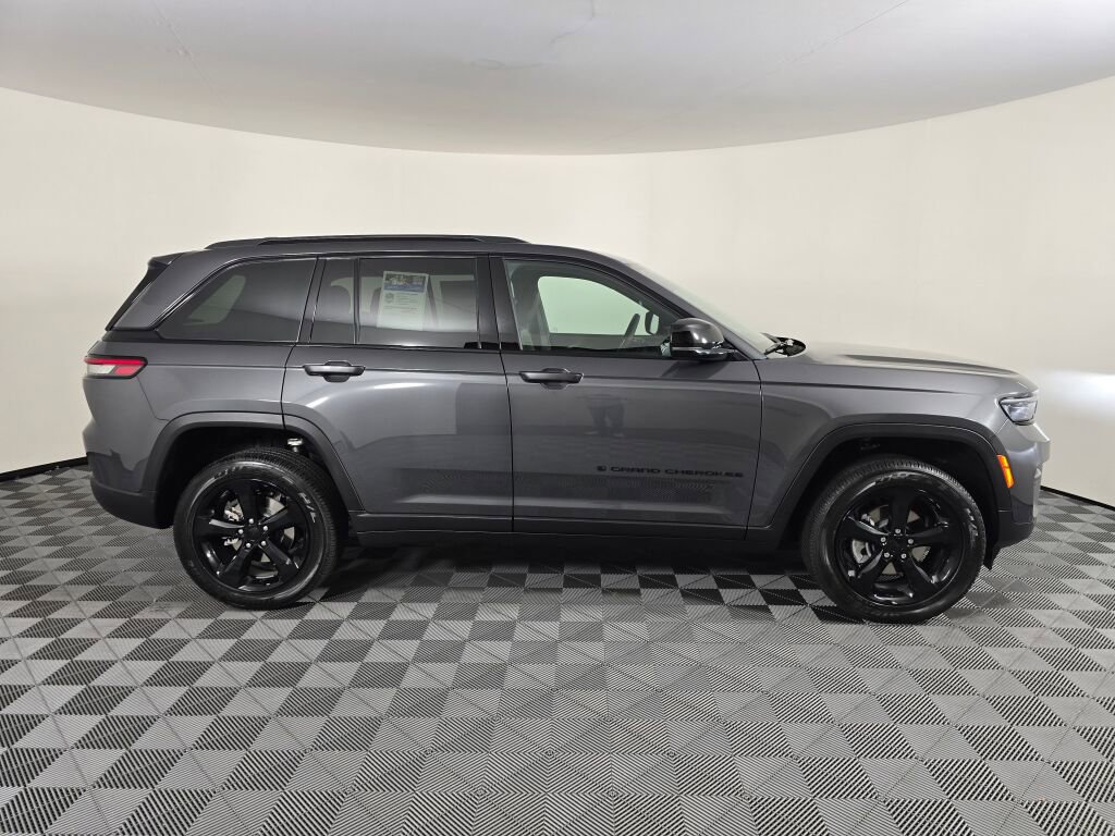 New 2025 Jeep Grand Cherokee Altitude image 3