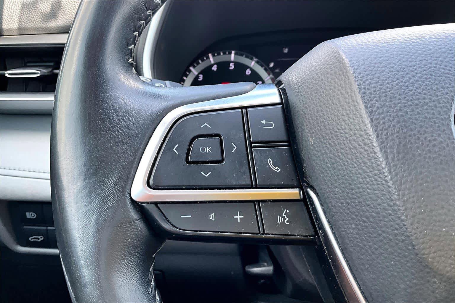 Used 2021 Toyota Highlander XLE FWD image 24