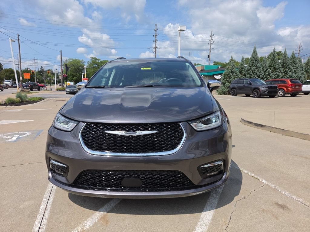 Certified 2023 Chrysler Pacifica Limited w/ Uconnect Theater Family Group AWD/4WD image 4