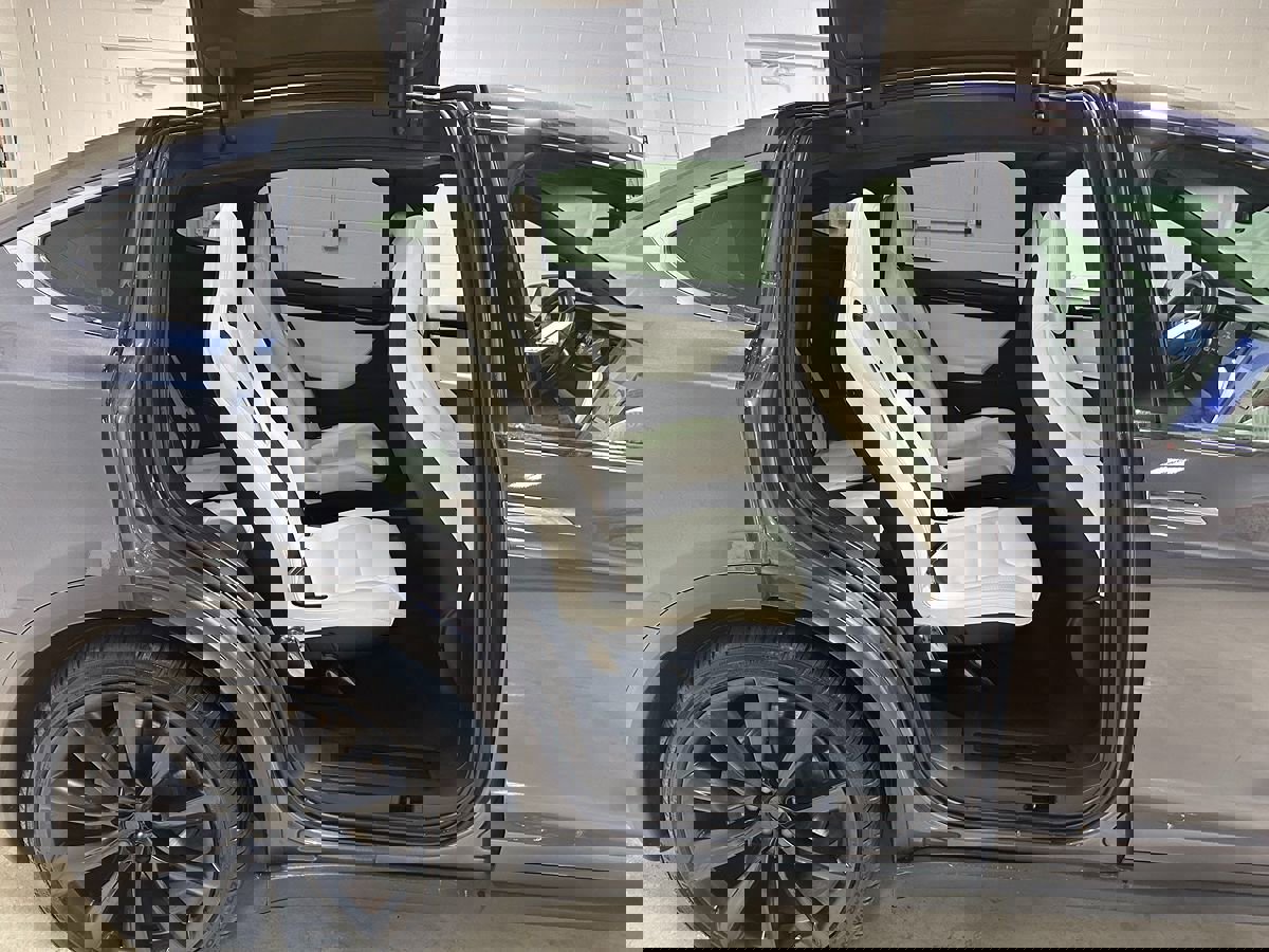 Used 2019 Tesla Model X image 9