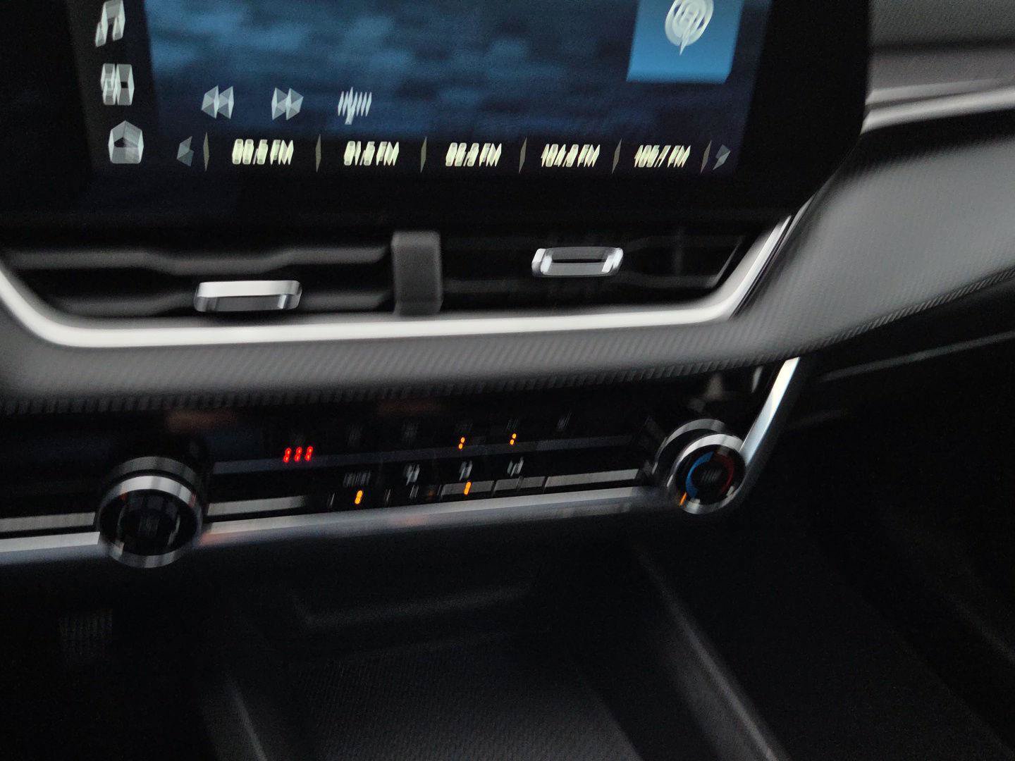 Used 2025 Chevrolet Equinox LT w/ Safety and Technology Package FWD image 17