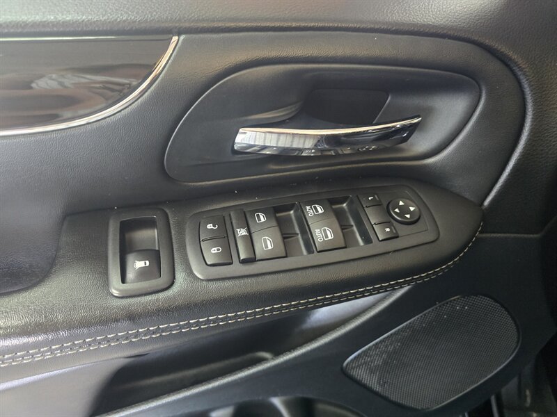 Used 2017 Dodge Grand Caravan SXT w/ Driver Convenience Group FWD image 20