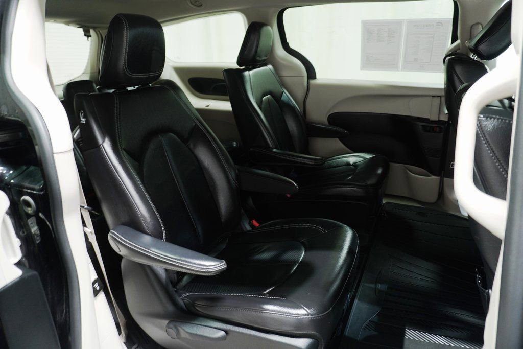 Used 2022 Chrysler Pacifica Touring-L w/ Uconnect Theater Family Group image 15