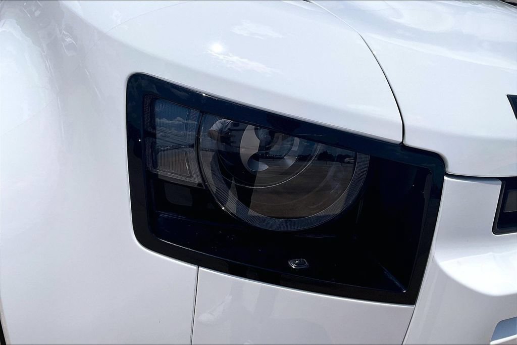 Certified 2025 Land Rover Defender 130 X-Dynamic SE AWD/4WD image 30