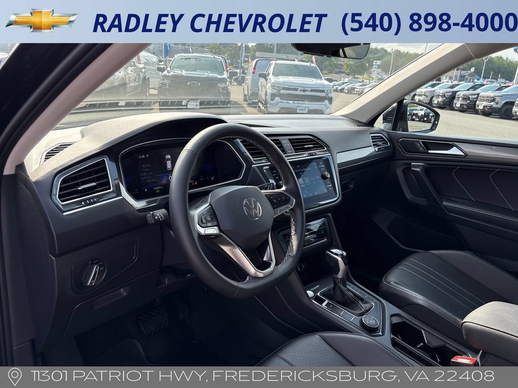 Used 2024 Volkswagen Tiguan SE w/ Panoramic Sunroof Package AWD/4WD image 7
