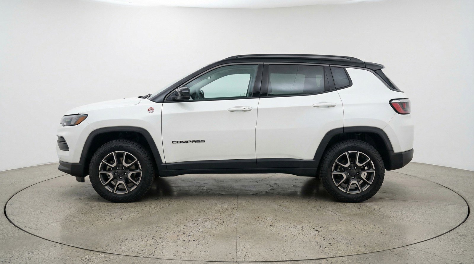 Used 2025 Jeep Compass Trailhawk AWD/4WD image 5