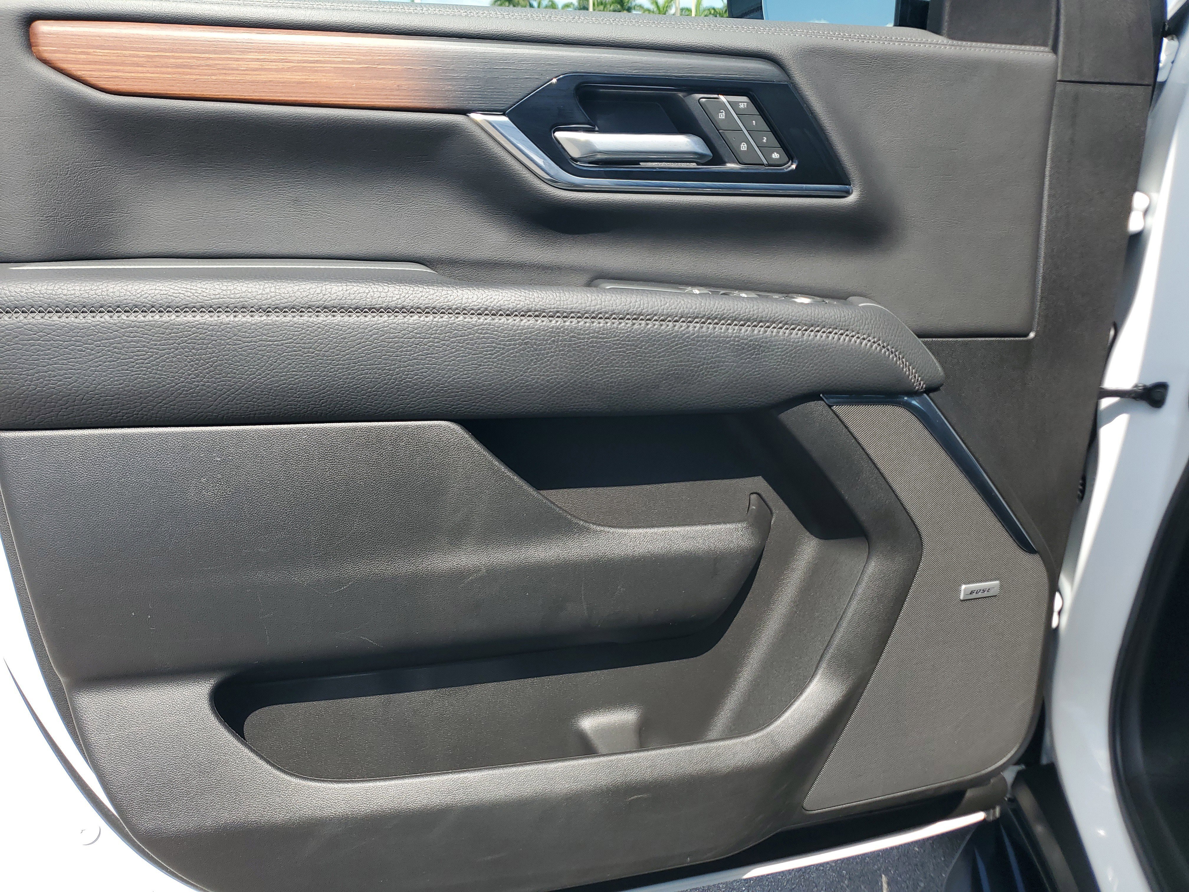 Used 2025 GMC Yukon Denali RWD image 24