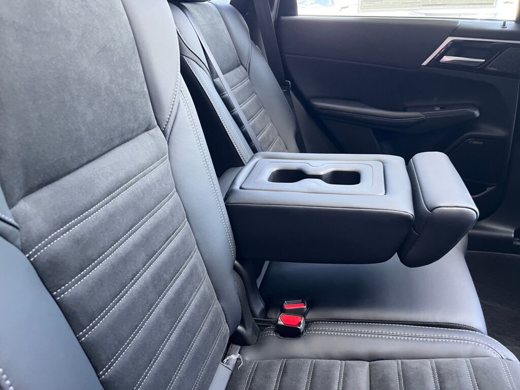 New 2025 Mitsubishi Outlander SE image 29