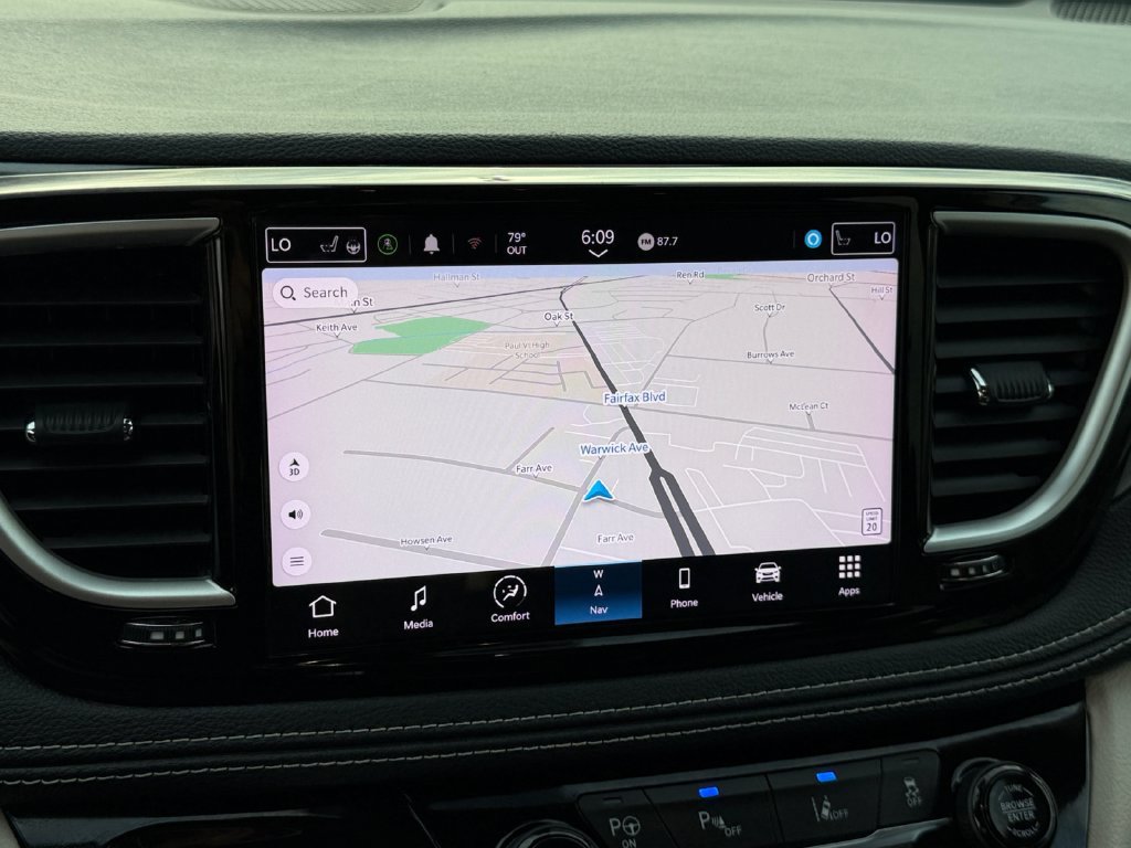 Used 2022 Chrysler Pacifica Touring-L w/ Uconnect Theater Family Group FWD image 21