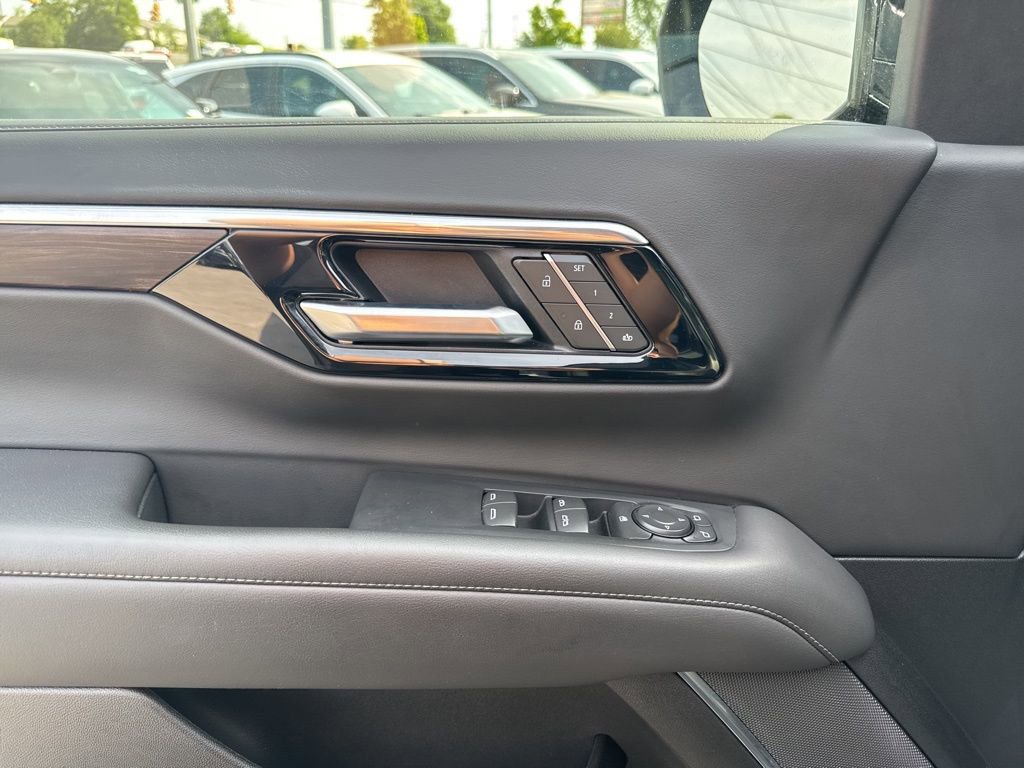 Used 2025 Chevrolet Tahoe LT AWD/4WD image 11