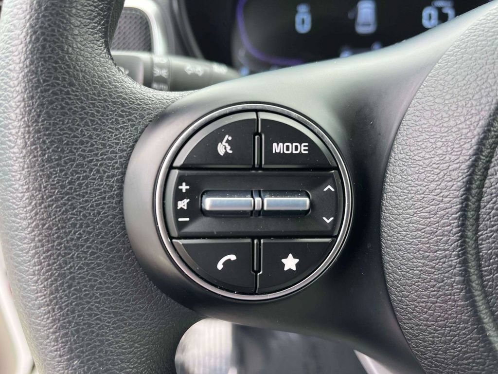 Used 2025 Kia Soul LX w/ LX Technology Package FWD image 17