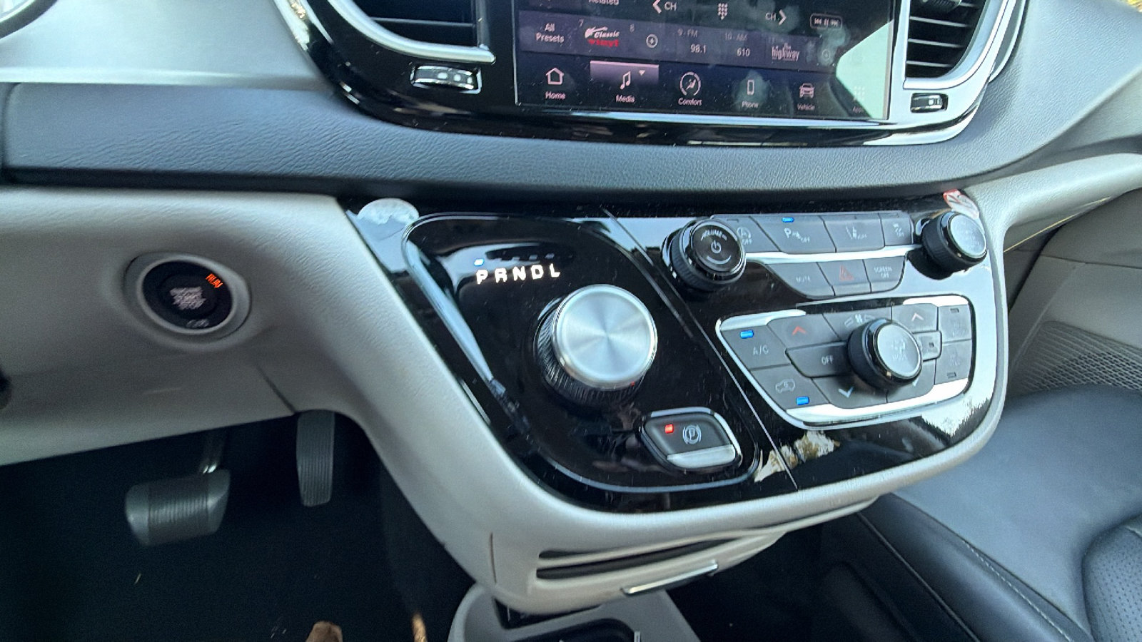 Used 2024 Chrysler Pacifica Touring-L FWD image 31