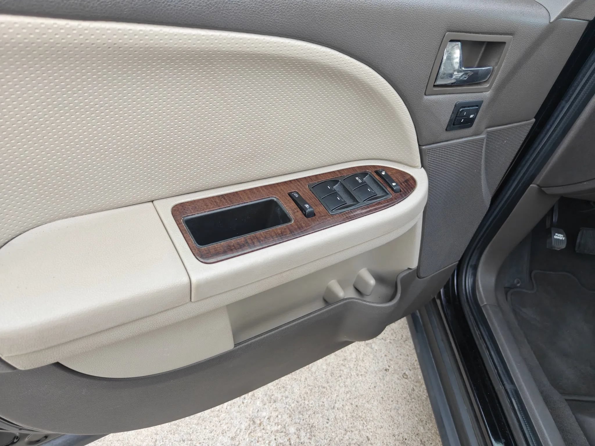 Used 2008 Ford Taurus X Limited FWD image 9