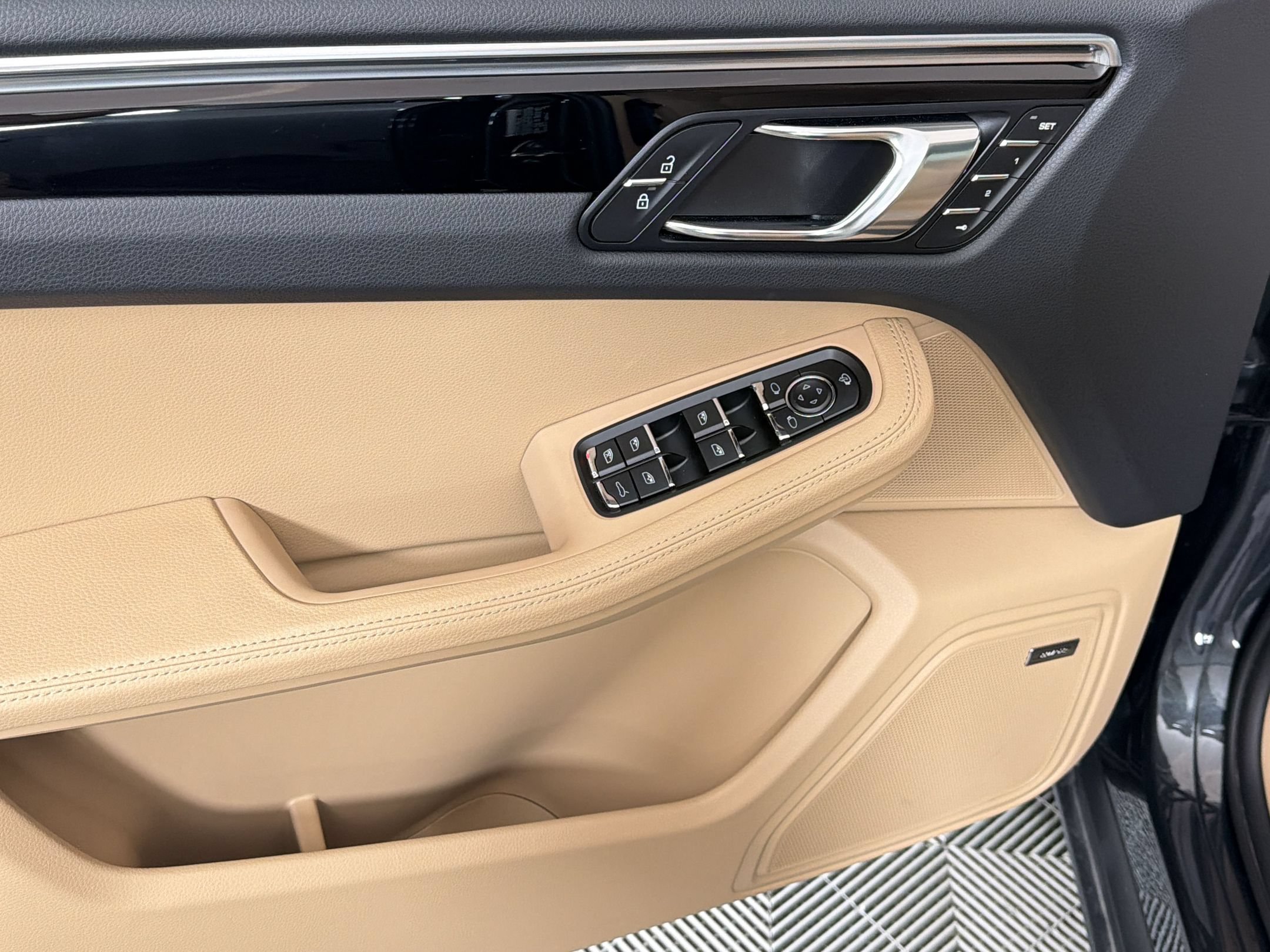 Certified 2026 Porsche Macan AWD/4WD image 15