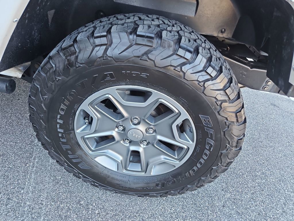 Used 2017 Jeep Wrangler Unlimited Rubicon w/ Connectivity Group AWD/4WD image 26