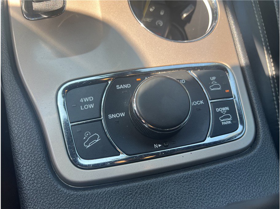 Used 2015 Jeep Grand Cherokee Overland w/ Advanced Technology Group image 15