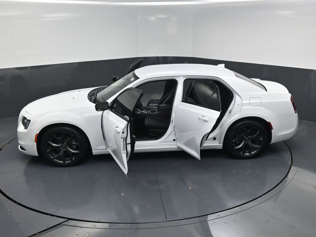 Used 2023 Chrysler 300 Touring w/ Sport Appearance Package image 25