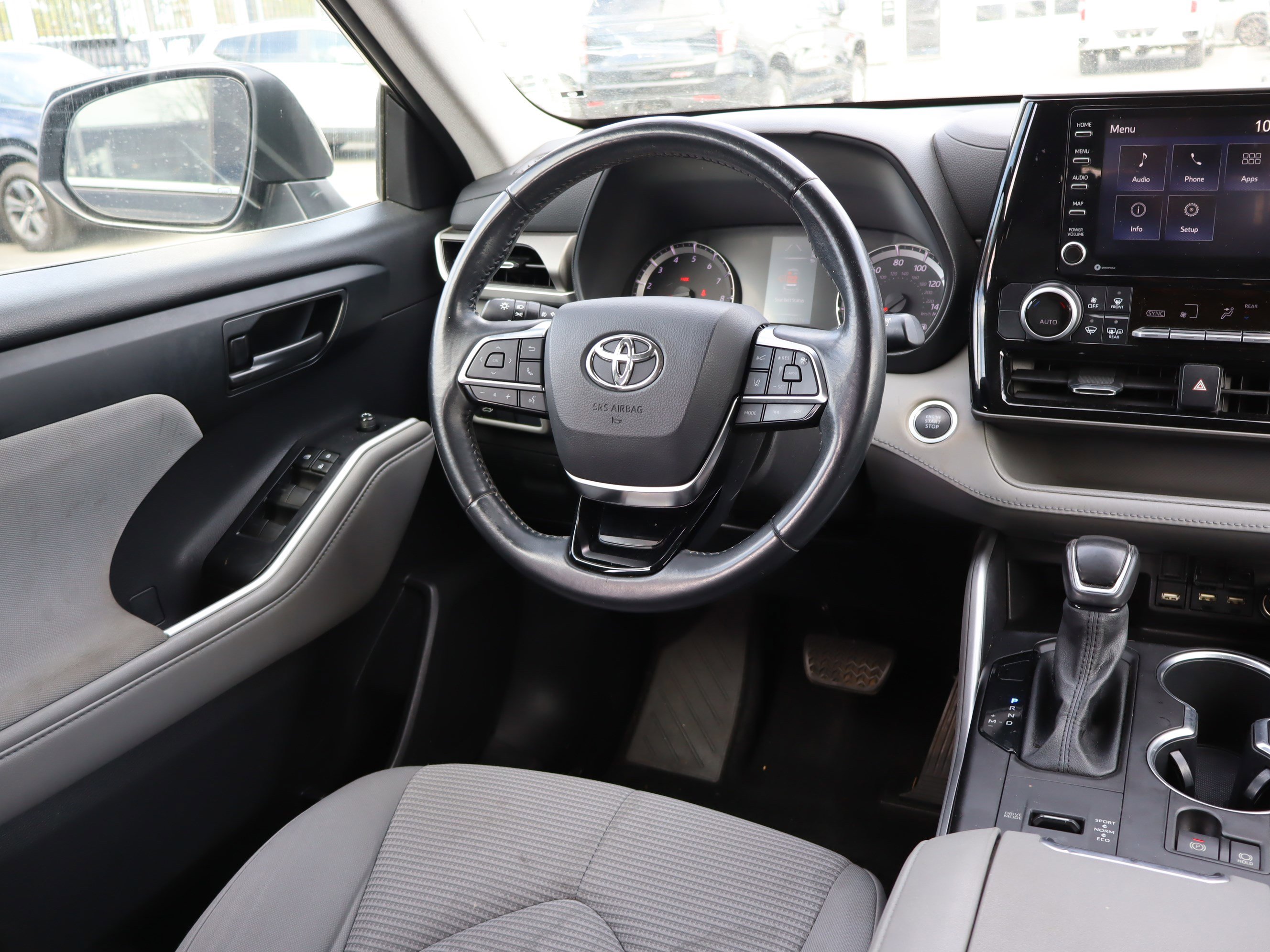 Used 2021 Toyota Highlander LE FWD image 12