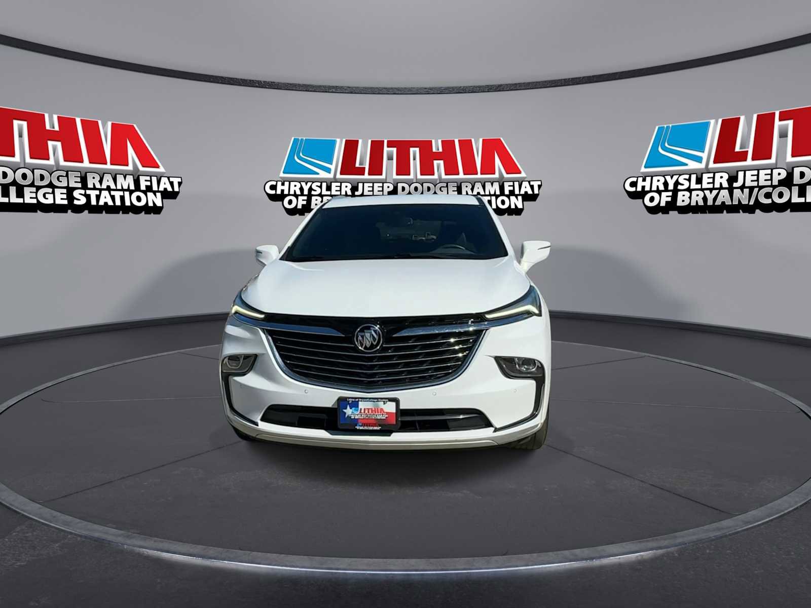 Used 2024 Buick Enclave Essence image 3