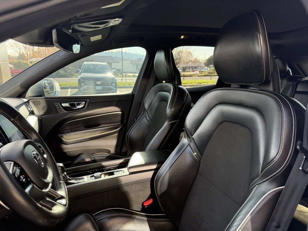 Used 2018 Volvo XC60 T6 R-Design w/ Convenience Package image 15