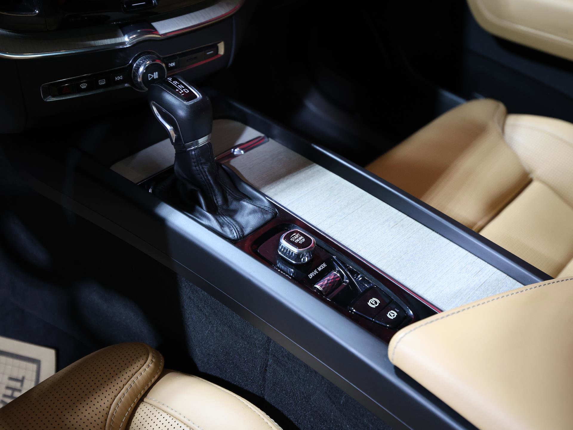 Used 2020 Volvo XC60 T6 Inscription w/ Protection Package Premier image 23