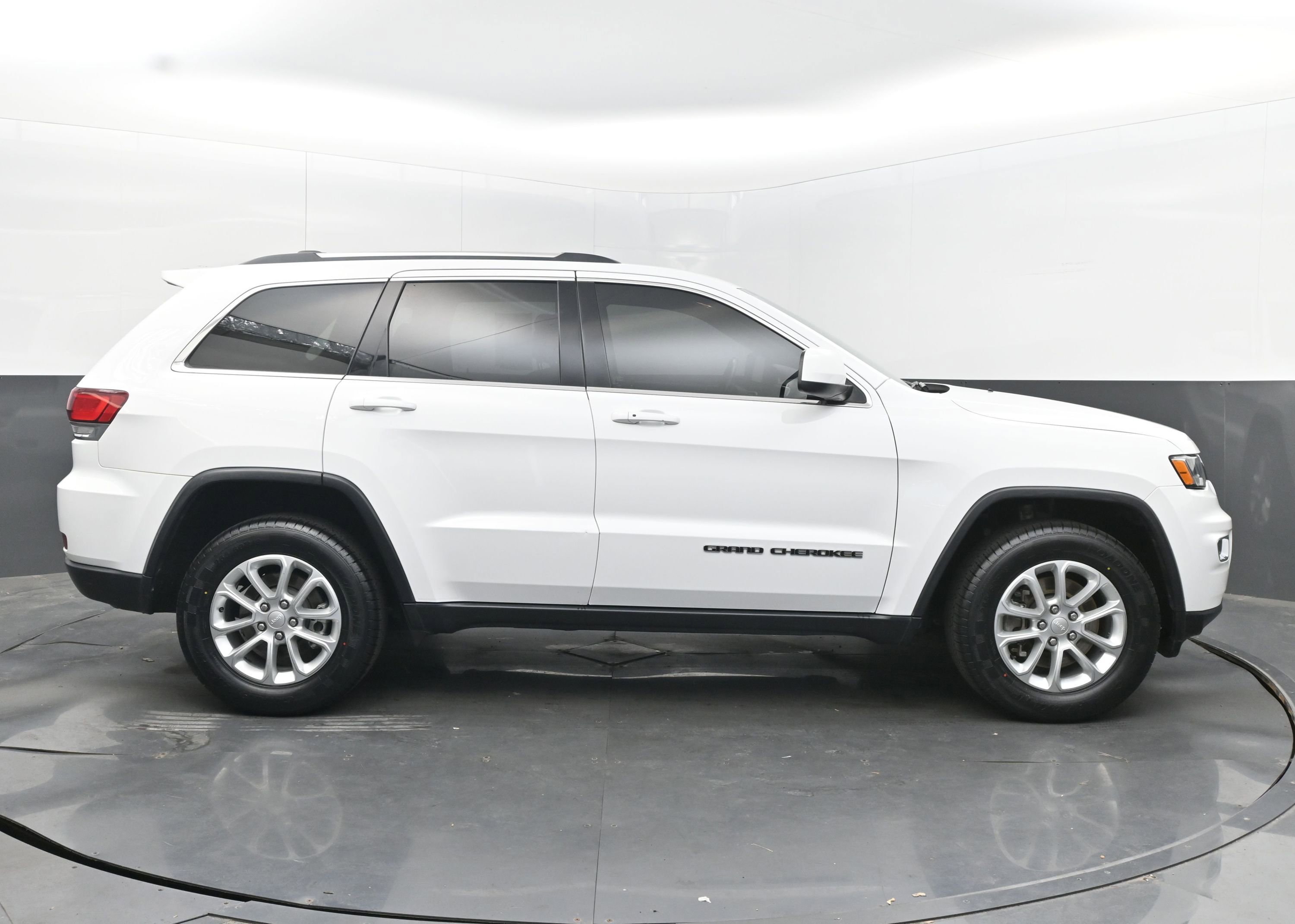 Used 2021 Jeep Grand Cherokee Laredo image 8