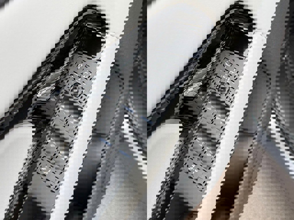 Certified 2026 Land Rover Range Rover Evoque Dynamic SE image 15