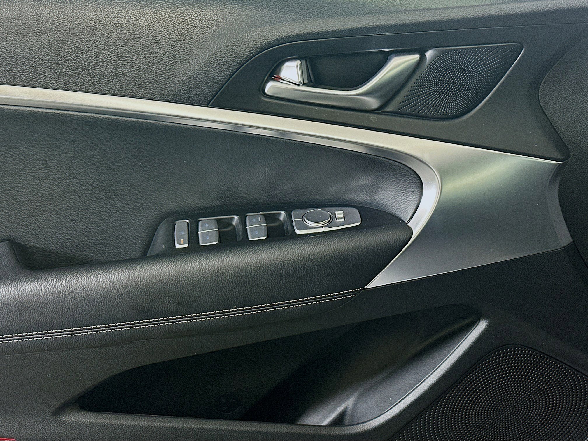 Used 2025 Genesis G70 2.5T RWD image 15