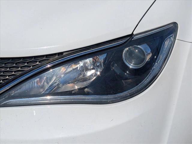 Used 2018 Chrysler Pacifica Touring-L image 4