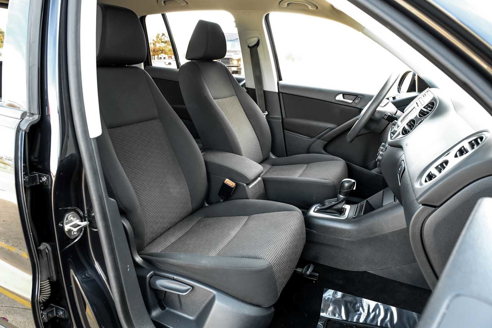 Used 2017 Volkswagen Tiguan S image 32