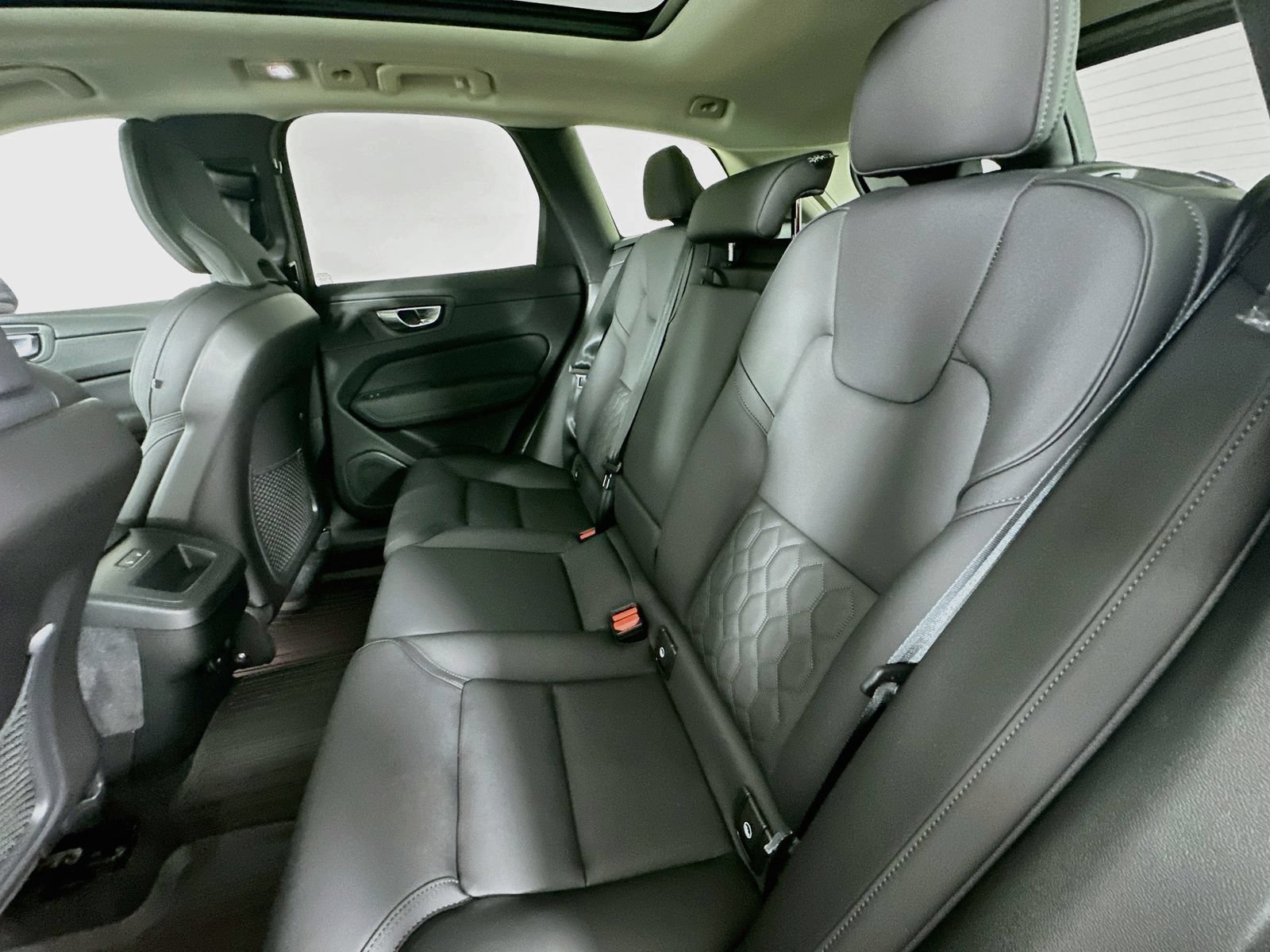 New 2026 Volvo XC60 B5 Plus w/ Protection Package Premier AWD/4WD image 34