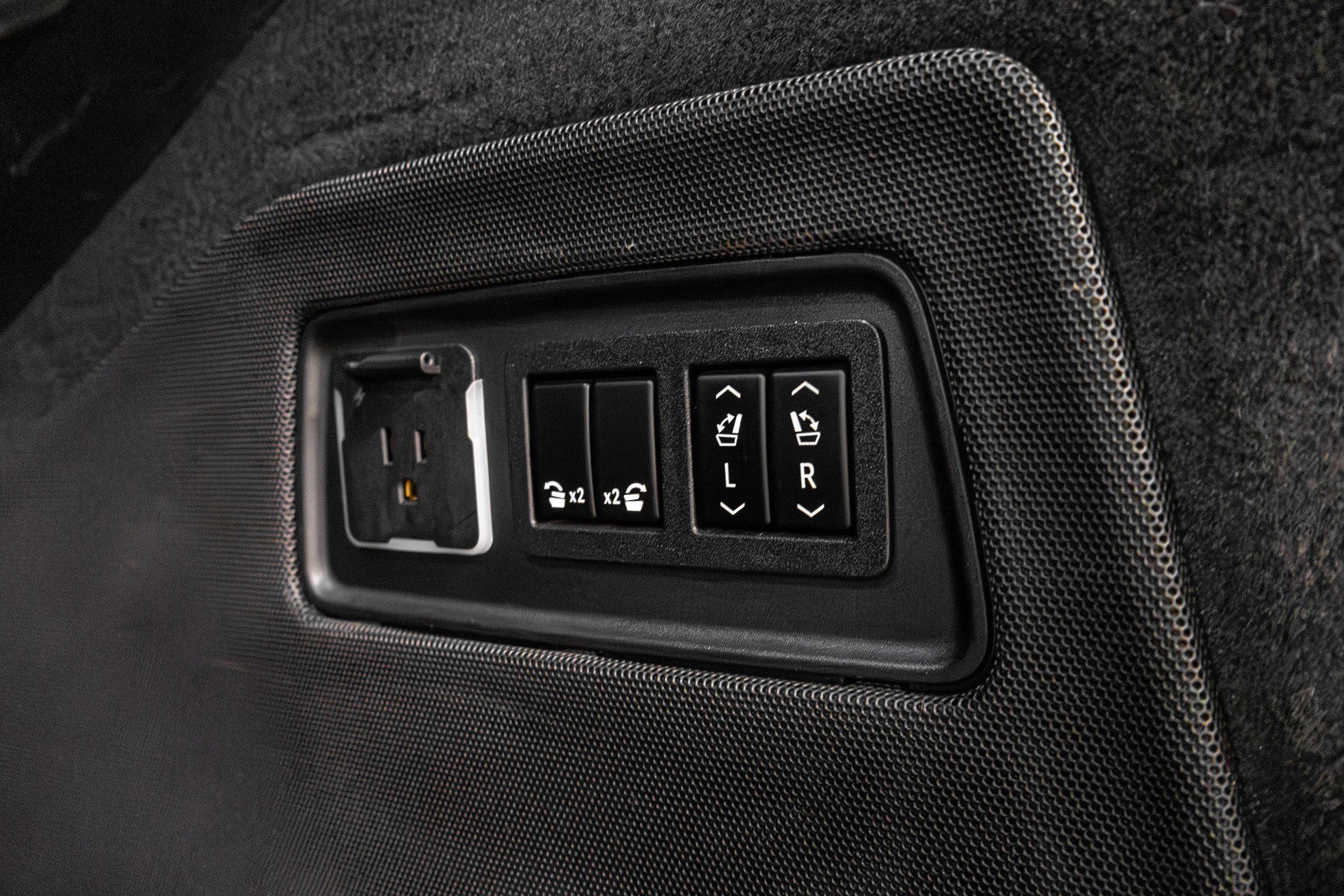 Used 2021 Cadillac Escalade ESV Premium Luxury Platinum w/ Heavy-Duty Trailer Package image 43