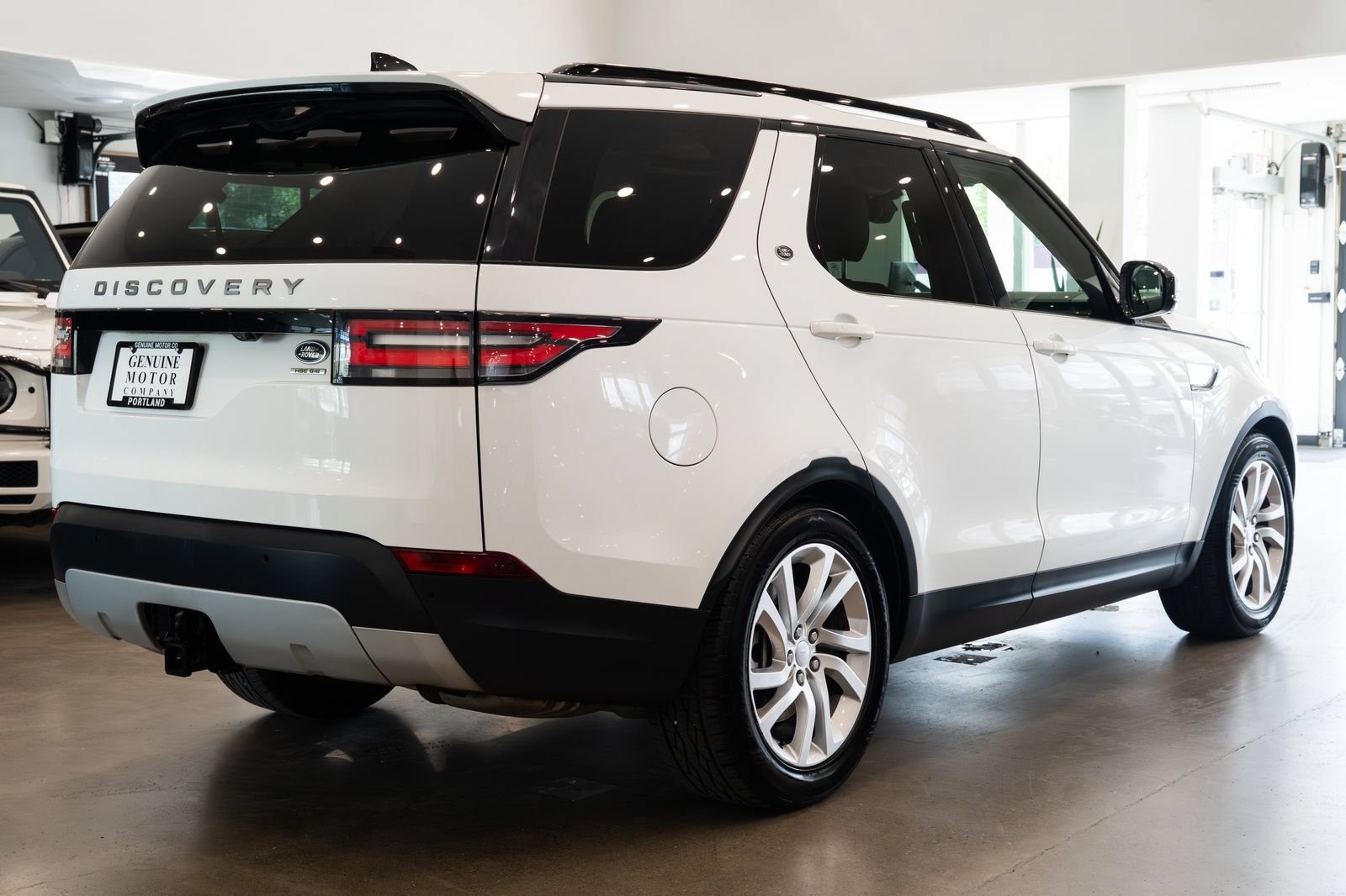 Used 2017 Land Rover Discovery HSE AWD/4WD image 4