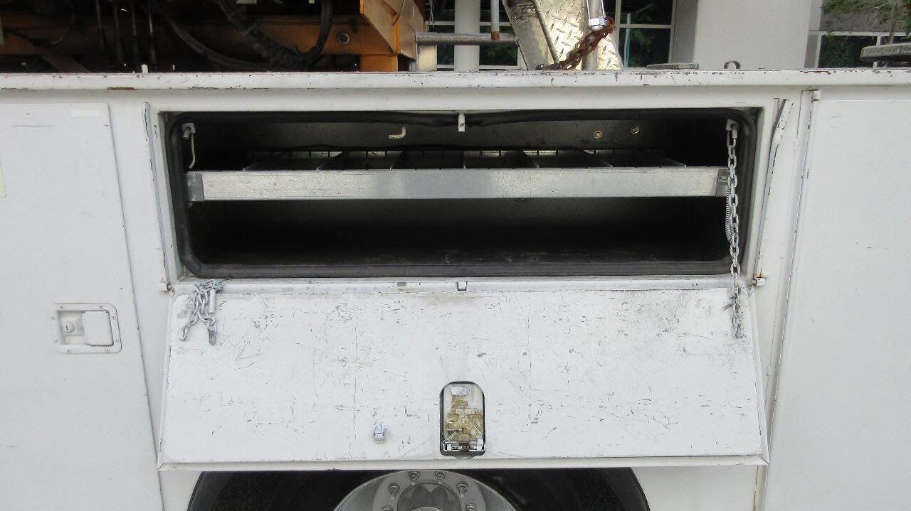 Used 2007 Ford F550 2WD Regular Cab Super Duty image 17