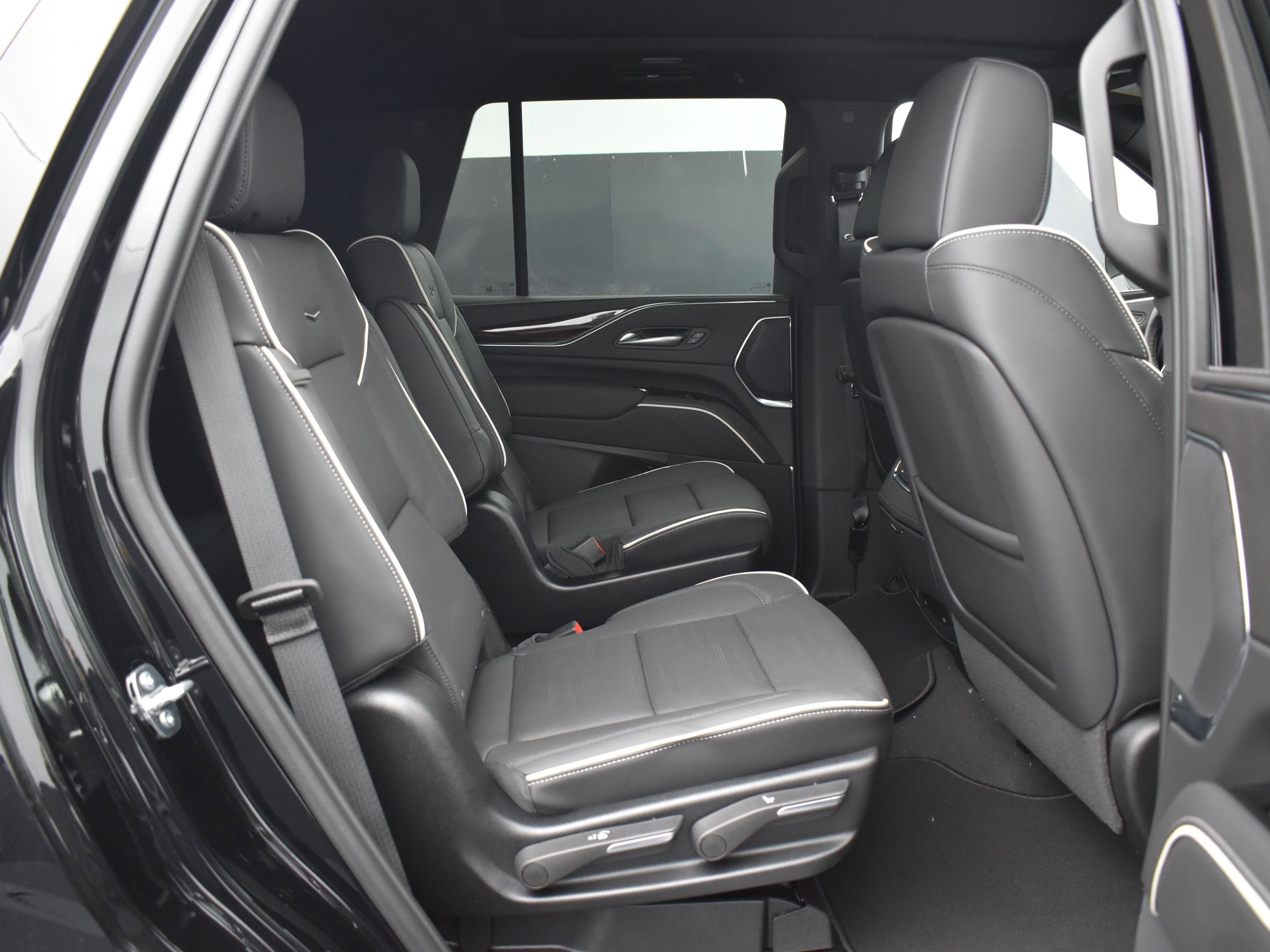 Used 2024 Cadillac Escalade Premium Luxury image 12