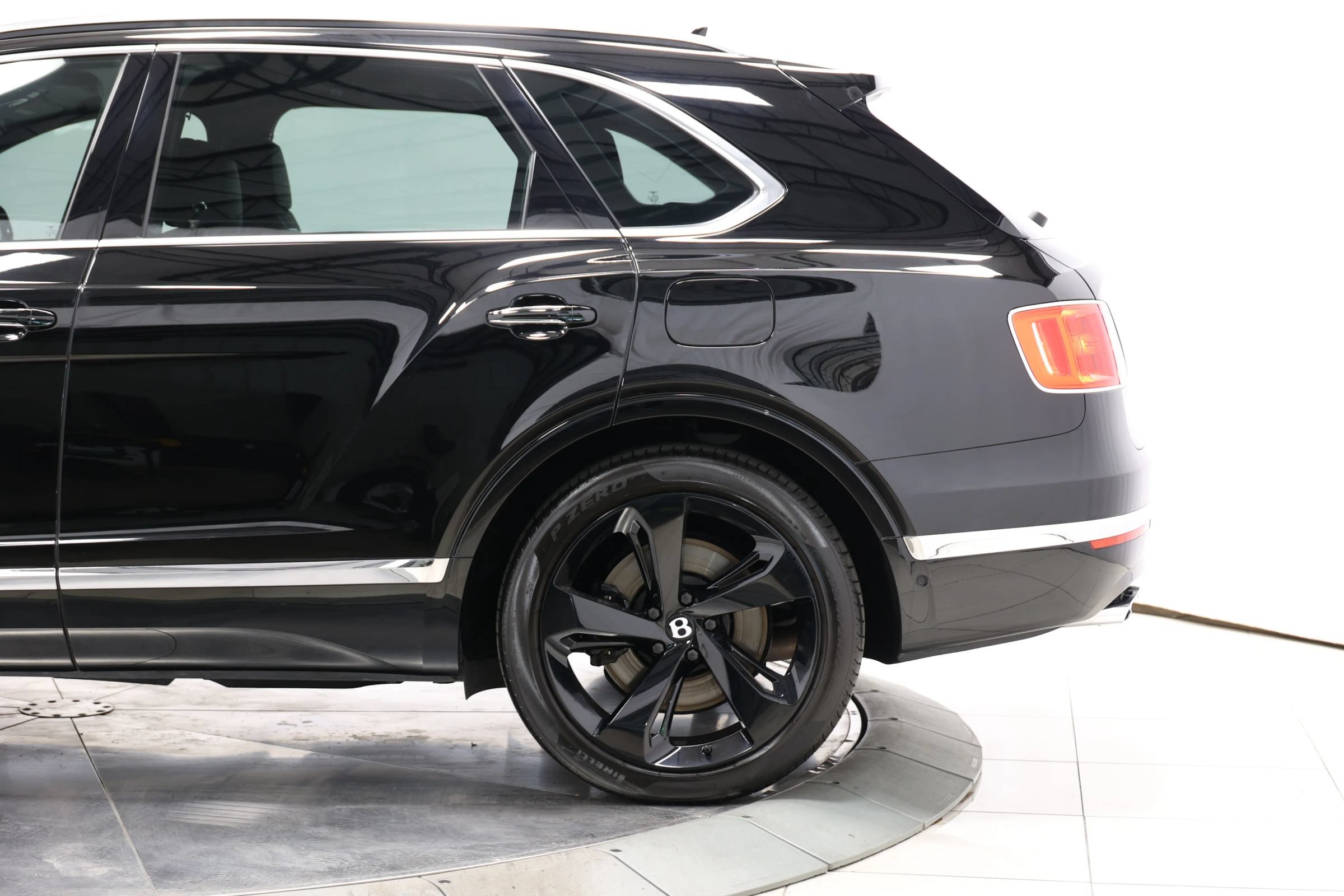 Used 2020 Bentley Bentayga Plug-In Hybrid AWD/4WD image 9