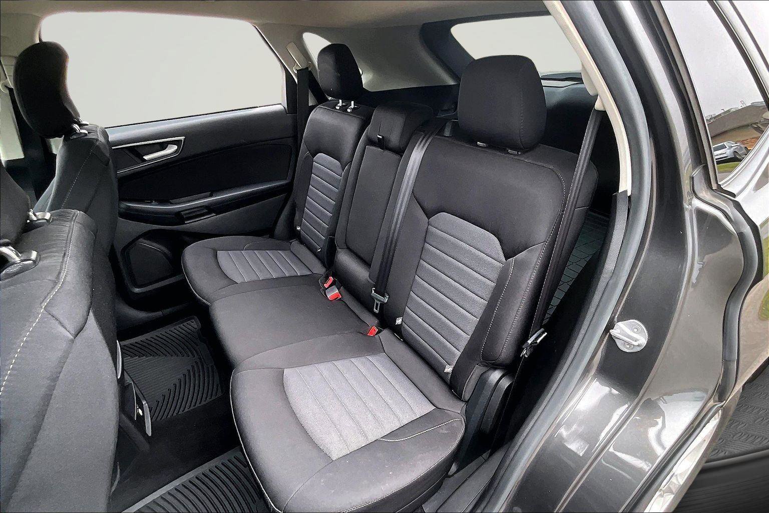 Used 2015 Ford Edge SE image 25