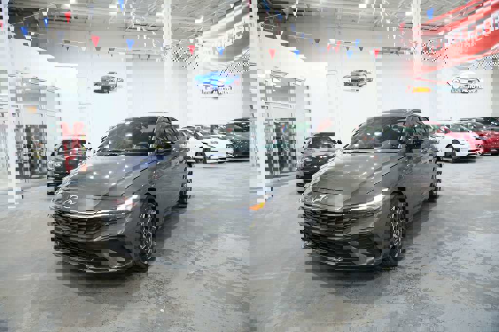 Used 2025 Hyundai Elantra Sport image 4