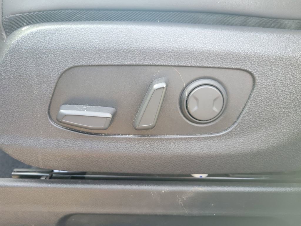 Used 2024 Kia Carnival EX FWD image 12