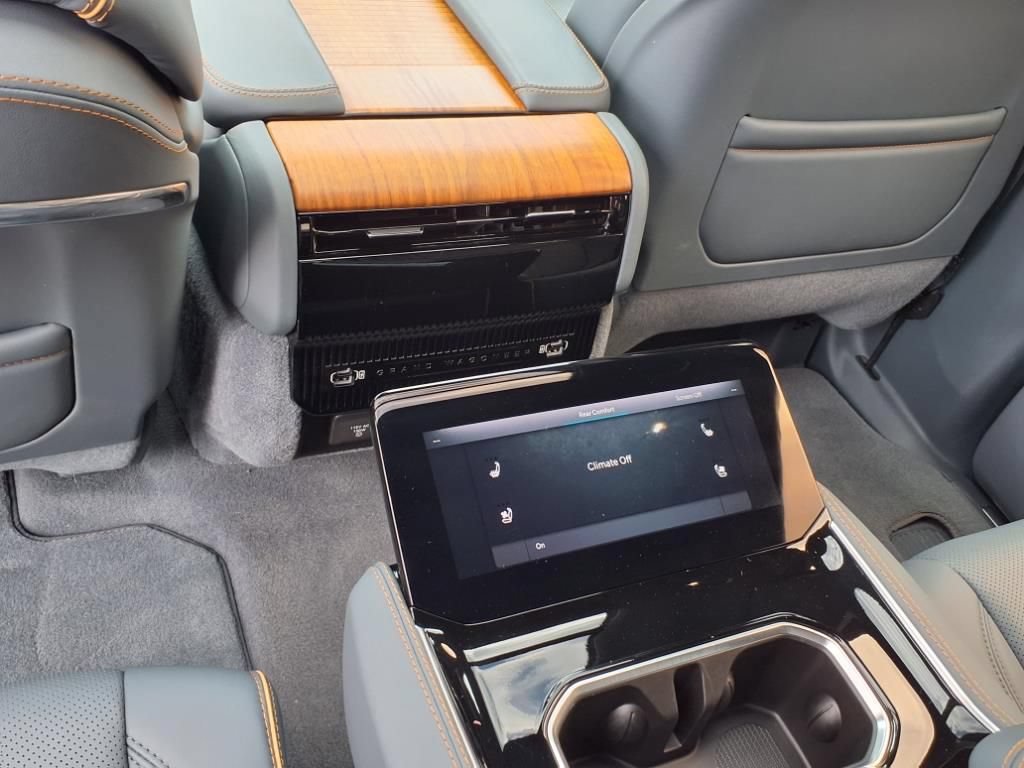 Used 2024 Jeep Grand Wagoneer Series III AWD/4WD image 19