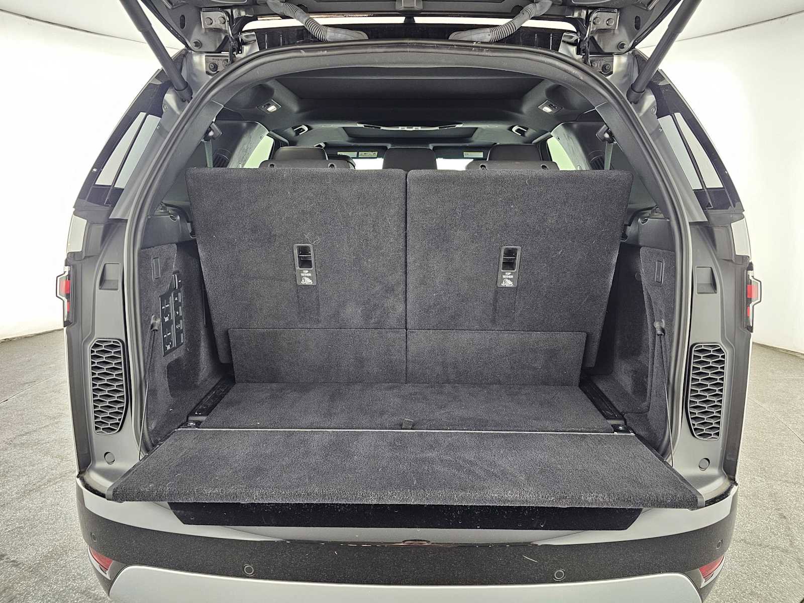 Used 2024 Land Rover Discovery Metropolitan Edition image 15