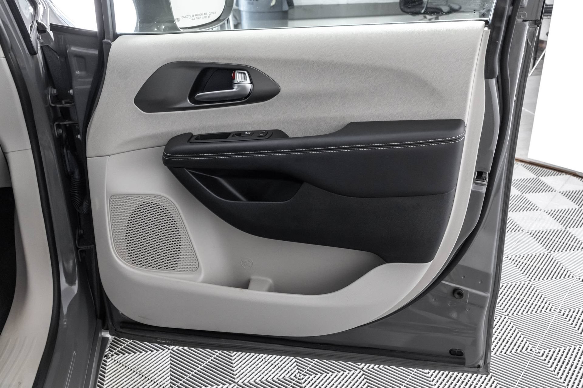 Used 2022 Chrysler Pacifica Touring-L FWD image 42