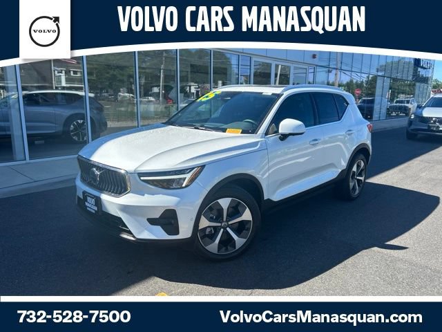Certified 2025 Volvo XC40 B5 Plus AWD/4WD image 1