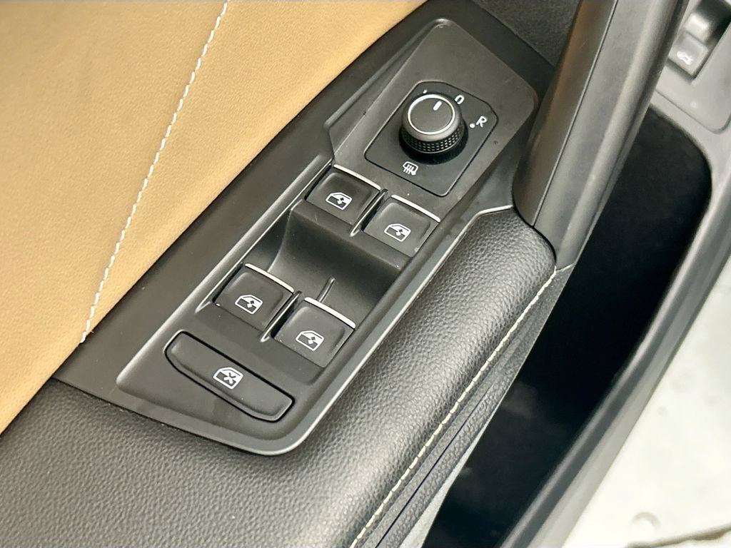 Used 2023 Volkswagen Tiguan SE w/ Panoramic Sunroof Package FWD image 22