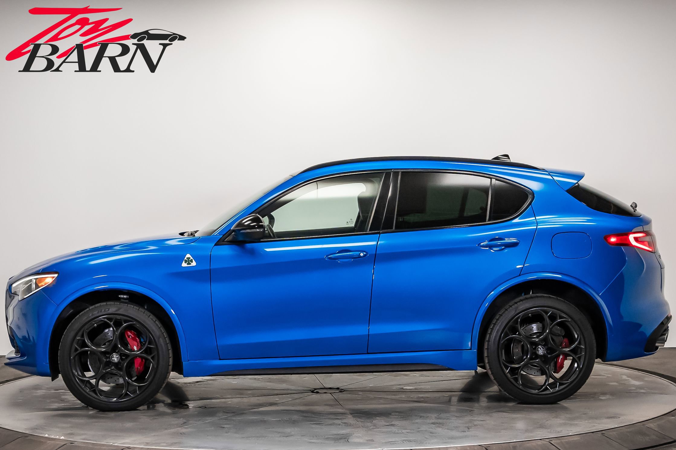 Used 2022 Alfa Romeo Stelvio Quadrifoglio image 2