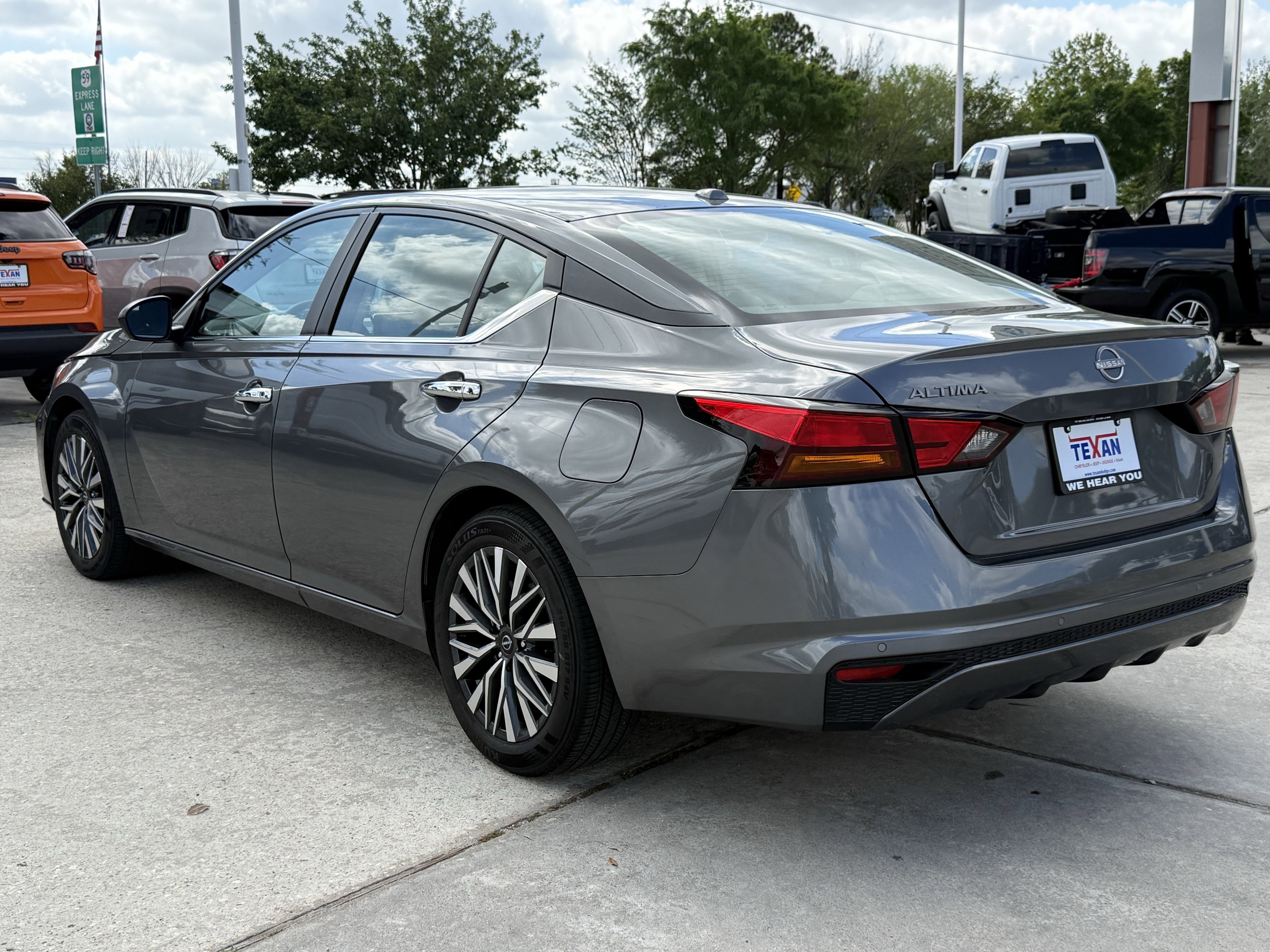 Used 2025 Nissan Altima 2.5 SV FWD image 7