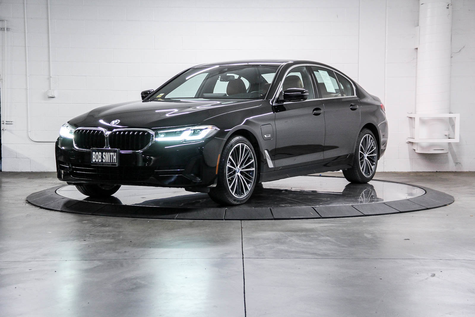 Certified 2023 BMW 530e w/ Convenience Package image 3