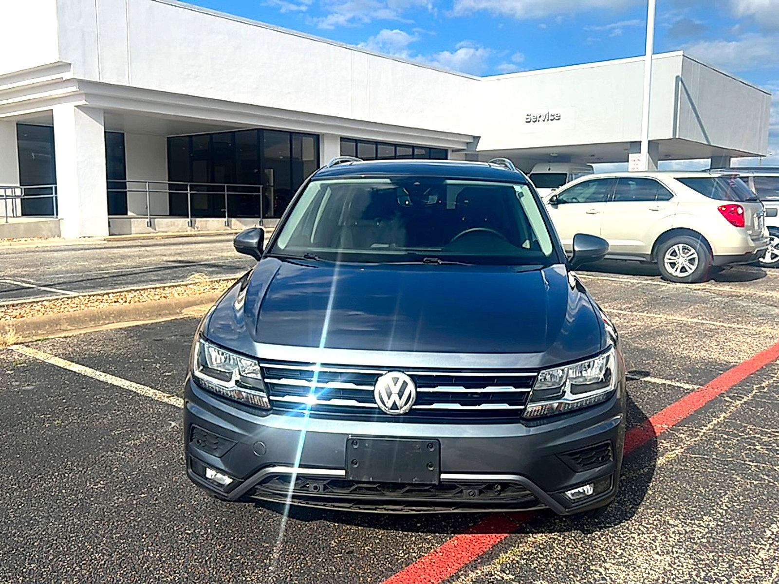 Used 2021 Volkswagen Tiguan SEL FWD image 2