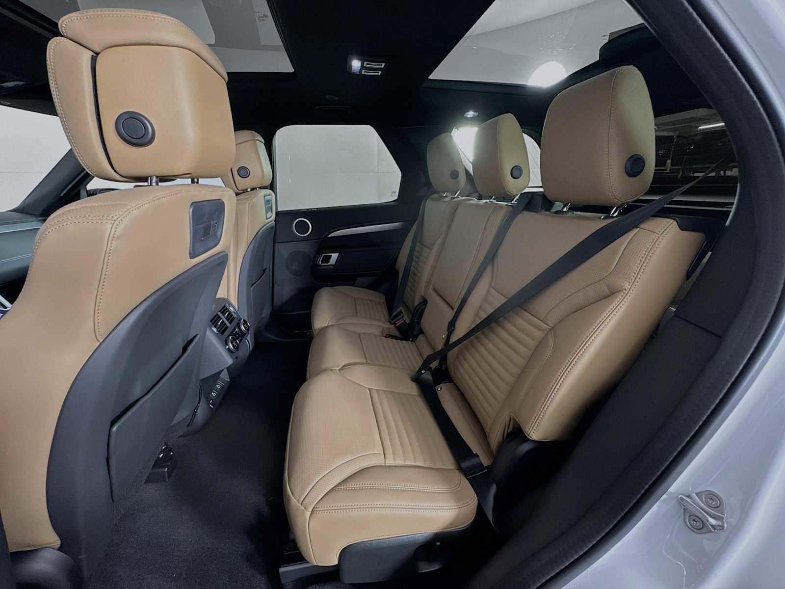 New 2025 Land Rover Discovery Dynamic SE image 18